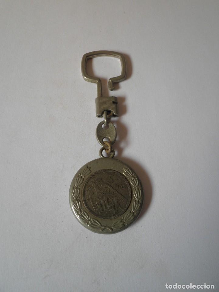 Colecionismo de porta-chaves: LLAVERO ANTIGUO MONEDA 5 PESETAS
