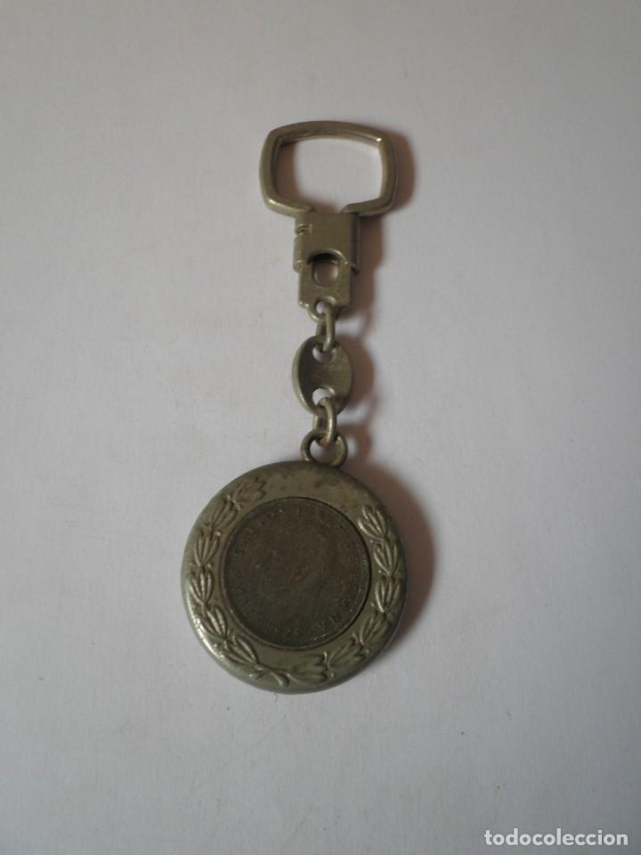 Collection of Keychains: LLAVERO ANTIGUO MONEDA JUAN CARLOS I REY DE ESPA&Ntilde;A
