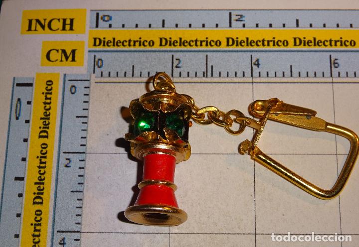 Collection of Keychains: LLAVERO. FAROLILLO DORADO Y ROJO