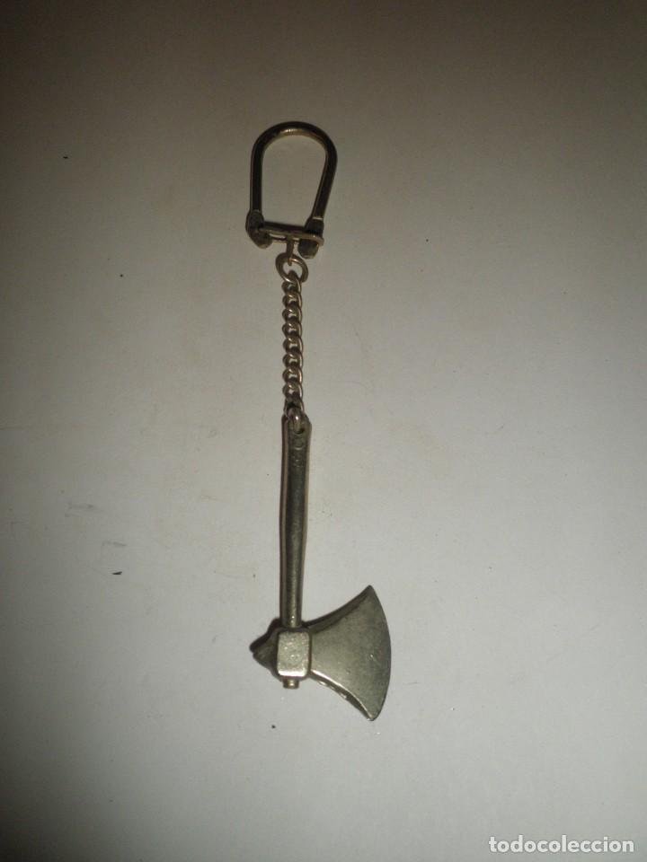 Coleccionismo de llaveros: LLAVERO ANTIGUO HACHA - Foto 1