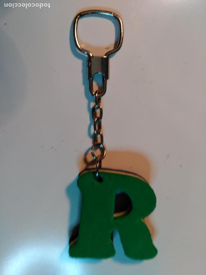 Collection of Keychains: Llavero letra R. Verde y azul