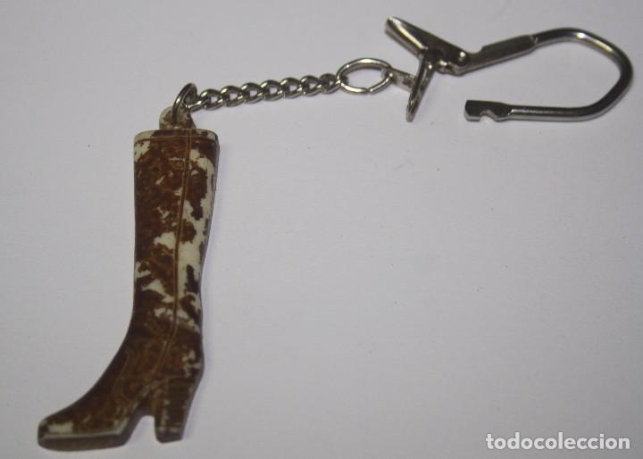 Coleccionismo de llaveros: Llavero forma de bota gastado - Foto 1