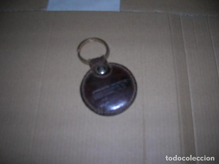 Coleccionismo de llaveros: Llavero SEAT. De cuero, piel. Mide 5 cm.