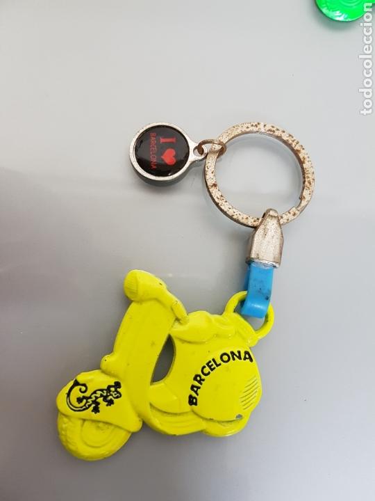 Coleccionismo de llaveros: LLAVERO VESPA BARCELONA 5X5cm AMARILLO METAL