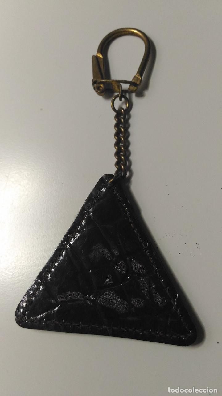 Sammlung von Schl&uuml;sselanh&auml;ngern: Llavero de polipiel. forma triangulo.