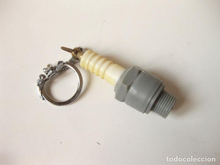 Coleccionismo de llaveros: LLAVERO LINTERNA CON FORMA DE BUJ&Iacute;A DE MOTOR - Foto 1
