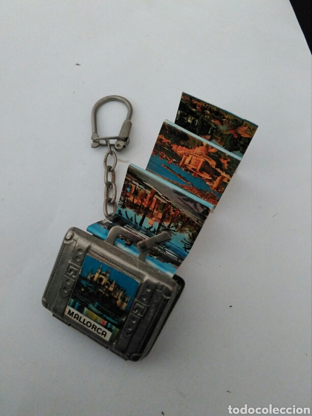Coleccionismo de llaveros: Llavero Maleta con postales. Diminutas - Foto 1