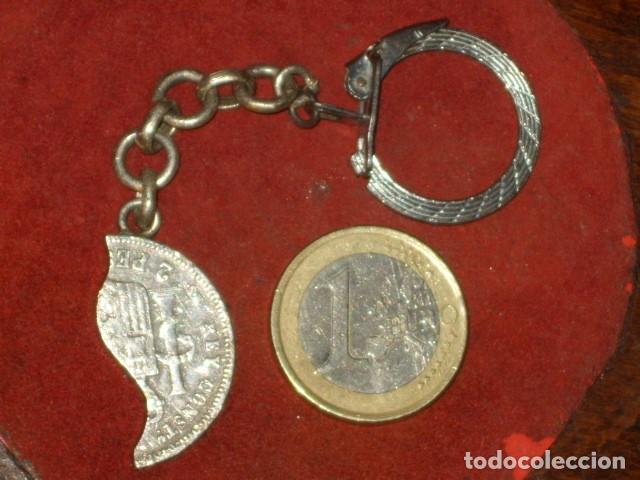 Collectionnisme de portes-cl&eacute;s: LLAVERO DE PLATA MEDIA MONEDA DE 2 PESETAS ALFONSO.