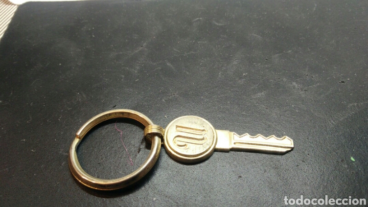 Coleccionismo de llaveros: LLAVERO CON LLAVE U - Foto 1