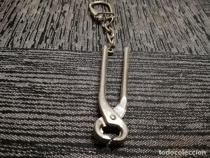 Collection of Keychains: LLAVERO VINTAGE DE TENAZAS (HECHO EN ESPA&Ntilde;A &middot; PESO: 11 GRAMOS)