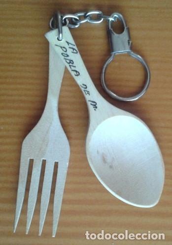 Sammlung von Schl&uuml;sselanh&auml;ngern: LLAVERO ANTIGUO. CUBIERTOS. TENEDOR Y CUCHARA. MADERA. RECUERDO DE LA POBLA DE M. VER FOTOS.