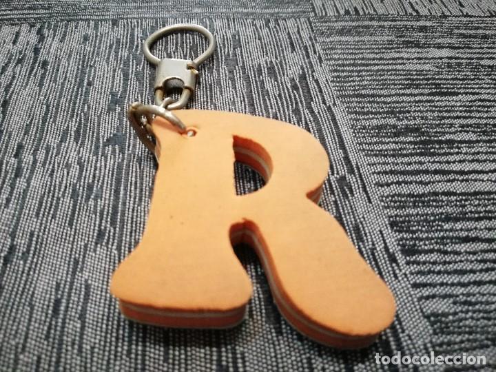 Collection of Keychains: LLAVERO LETRA R DE CORCHO O MATERIAL SIMILAR - PESO: 11 GRAMOS -