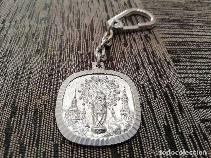 Colecionismo de porta-chaves: LLAVERO MET&Aacute;LICO VINTAGE EN RELIEVE DE LA VIRGEN Y BAS&Iacute;LICA DEL PILAR (PESO: 20 GRAMOS)