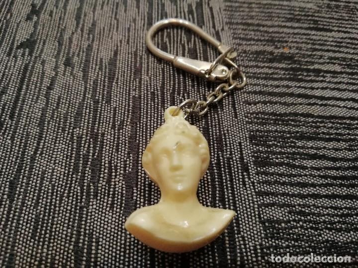 Collection of Keychains: LLAVERO PL&Aacute;STICO VINTAGE BUSTO DE MUJER (PESO: 7 GRAMOS)