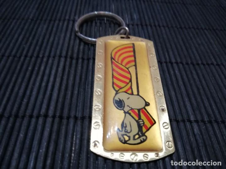 Coleccionismo de llaveros: LLAVERO MET&Aacute;LICO VINTAGE SNOOPY CON LA BANDERA CATALANA (PESO: 20 GRAMOS)