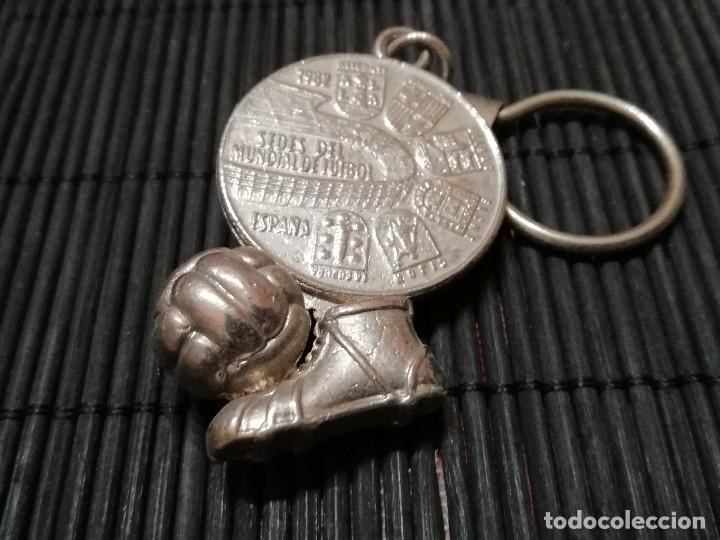 Coleccionismo de llaveros: LLAVERO MET&Aacute;LICO VINTAGE SEDES DEL MUNDIAL DE F&Uacute;TBOL ESPA&Ntilde;A 1982 (PESO: 37 GRAMOS)
