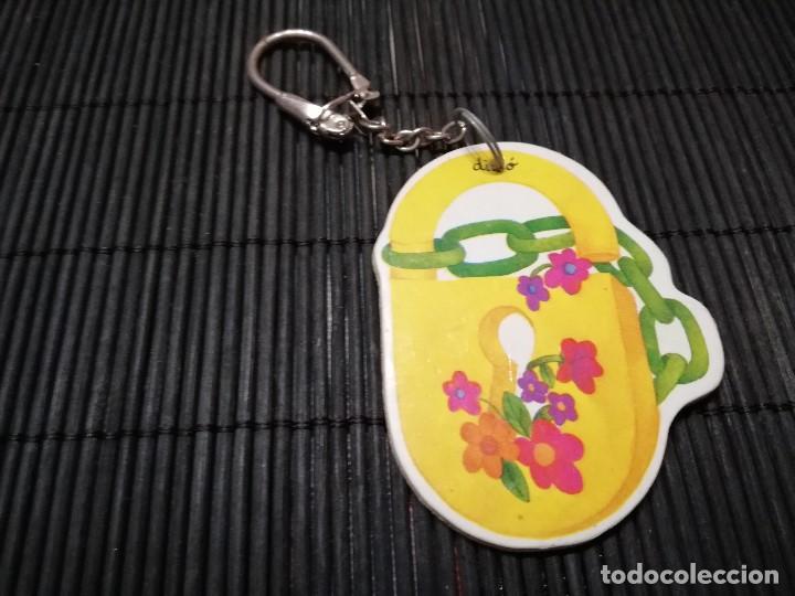 Collection of Keychains: LLAVERO VINTAGE DID&Oacute; DE MADERA REPRESENTANDO EL DIBUJO DE UN CANDADO CON FLORES - peso: 5 gramos -