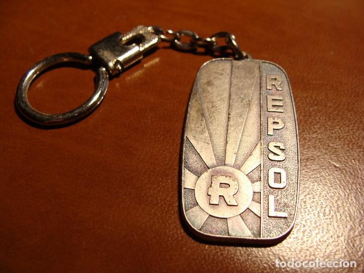 Sammlung von Schl&uuml;sselanh&auml;ngern: LLAVERO METAL ANTIGUO REPSOL REPESA 25 A&Ntilde;OS 1949 -1974