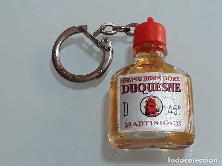 Coleccionismo de llaveros: ANTIGUO LLAVERO EN MINIATURA DE BOTELLA DE CRISTAL CON RON DUQUESNE MARTINIQUE A&Ntilde;OS 60
