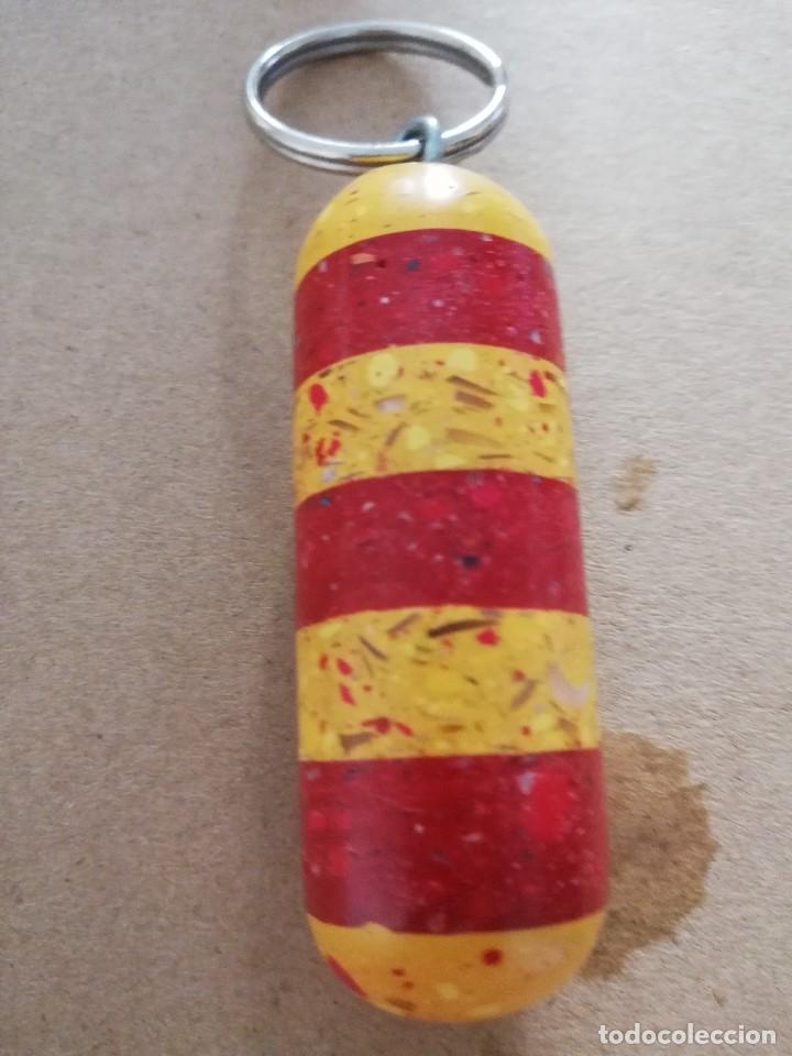 Collezionismo di Portachiavi: LLAVERO: CILINDRO DE MADERA CON LOS COLORES ROJO Y AMARILLO - peso: 36 gramos -