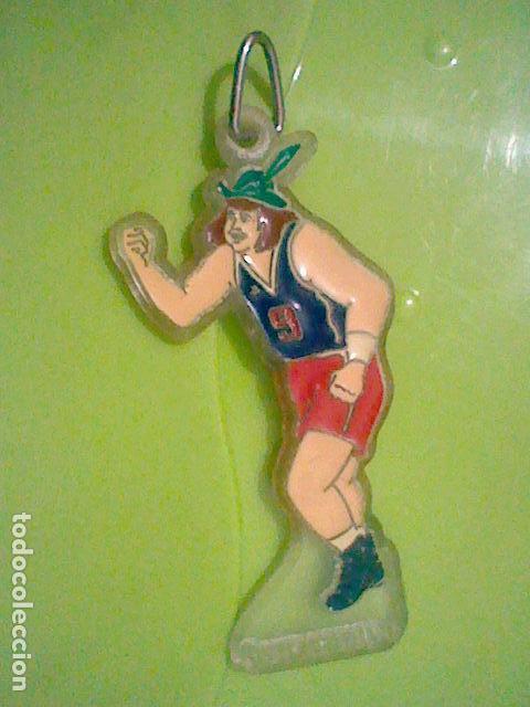 Coleccionismo de llaveros: CRUZCAMPO FIGURA MU&Ntilde;ECO DEPORTISTA CAMISETA BALONCESTO CREO PLASTICO