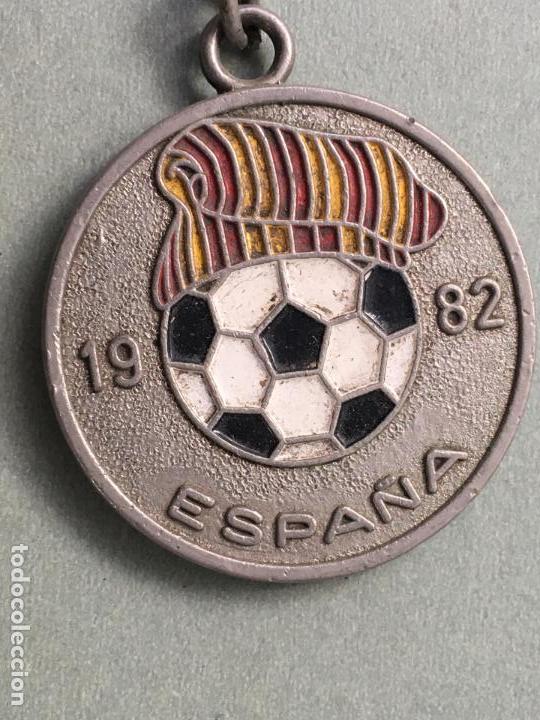 Coleccionismo de llaveros: LLAVERO METALICO LACADO ESPA&Ntilde;A 1982, BARCELONA SEDE DEL MUNDIAL