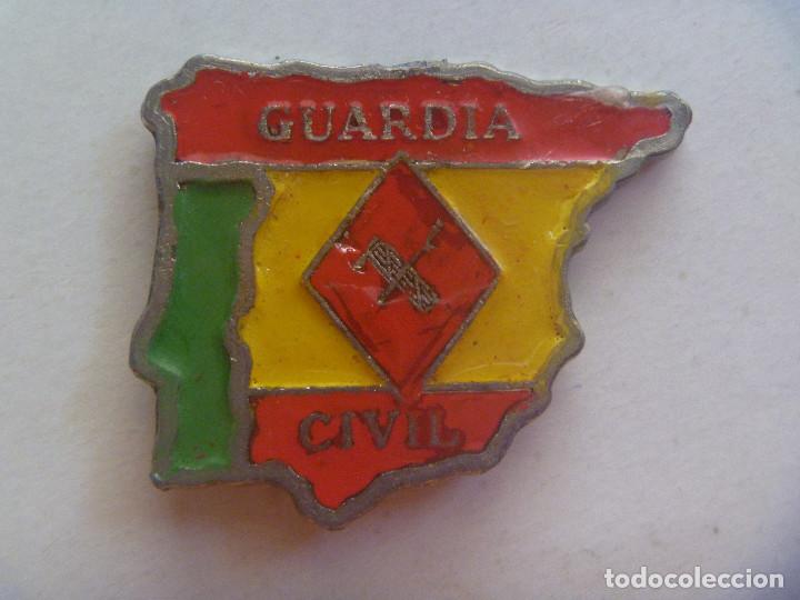 Coleccionismo de llaveros: LLAVERO DE LA GUARDIA CIVIL CON BANDERA Y EMBLEMA , DETRAS LA VIRGEN DEL PILAR