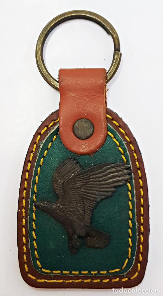 Collection of Keychains: Llavero con AGUILA metal y piel o similar.