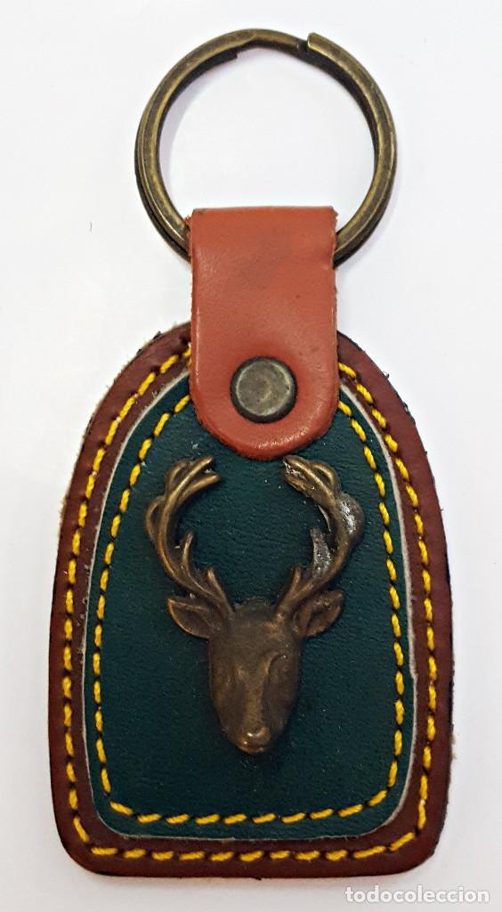 Collection of Keychains: Llavero con CIERVO metal y piel o similar.