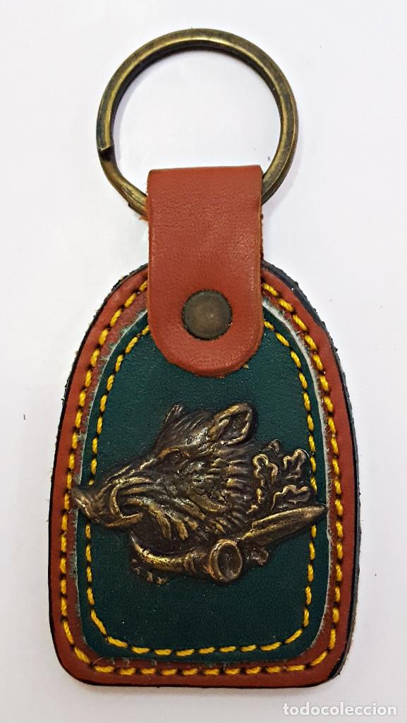 Collection of Keychains: Llavero con JABALI metal y piel o similar.