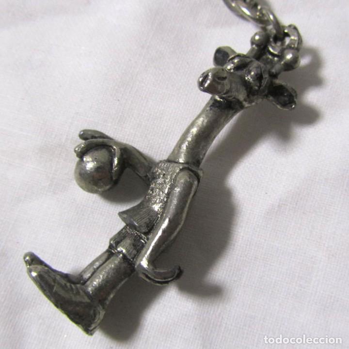 Collection of Keychains: Llavero met&aacute;lico Jirafa Pivot Mascota del Eurobasket 1973 y Mundial 1986