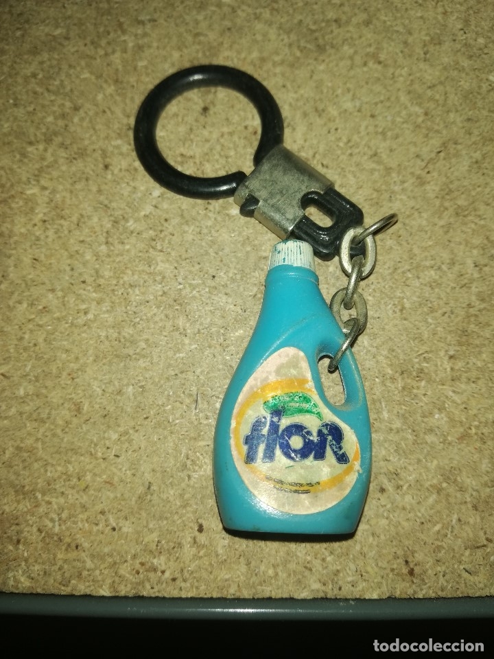 Collection of Keychains: LLAVERO VINTAGE PL&Aacute;STICO DE SUAVIZANTE FLOR - peso: 10 gramos -