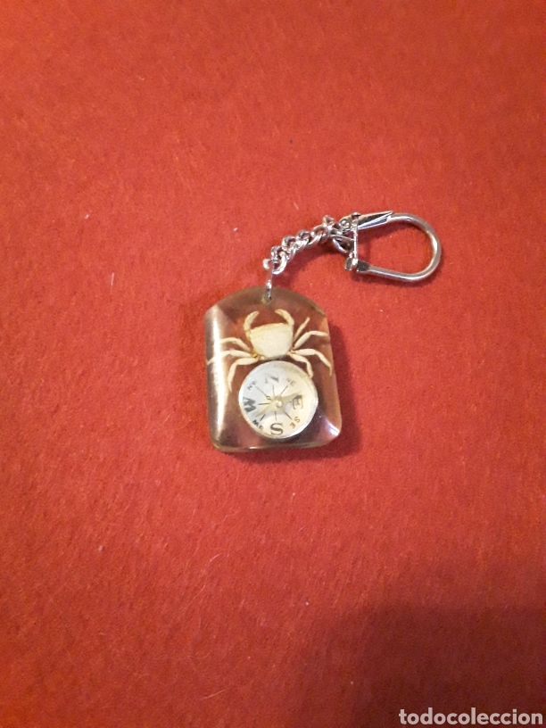 Collection of Keychains: Llavero con br&uacute;jula y un cangrejo dentro
