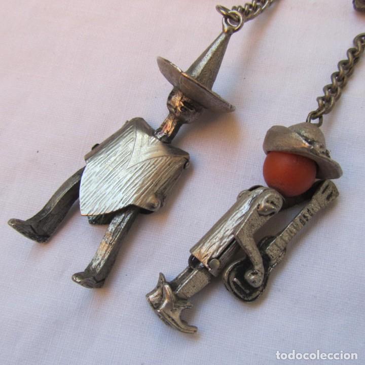 Collection of Keychains: Dos llaveros met&aacute;licos, figuras articuladas: mexicano y guitarrista
