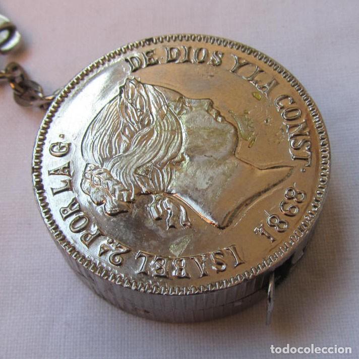 Collection of Keychains: Llavero met&aacute;lico metro, moneda Isabel Segunda