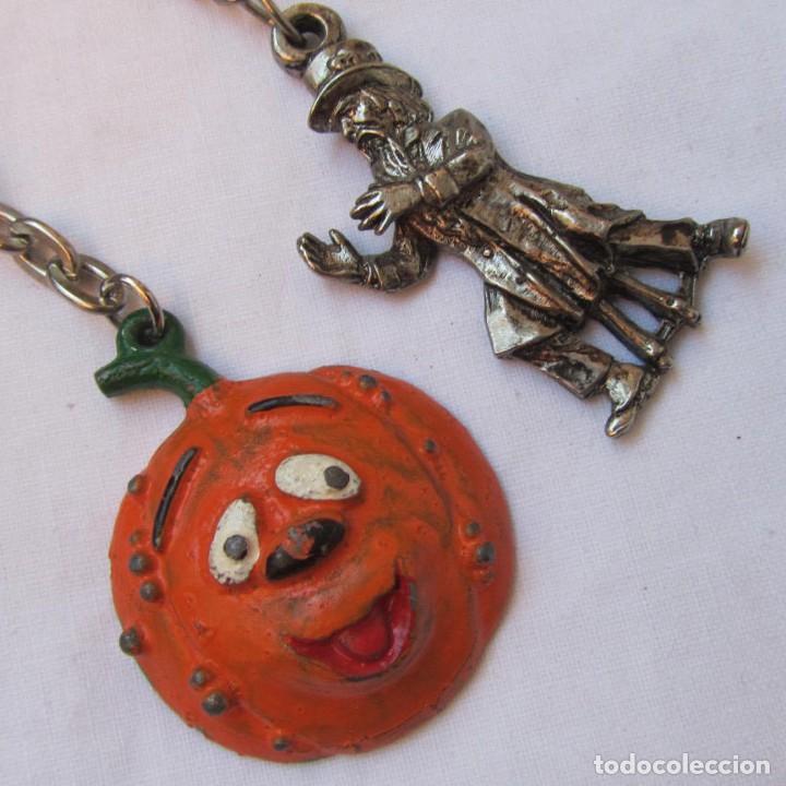 Collection of Keychains: 2 llaveros met&aacute;licos del concurso de TV Un, dos, tres. Ruperta + Don Cicuta