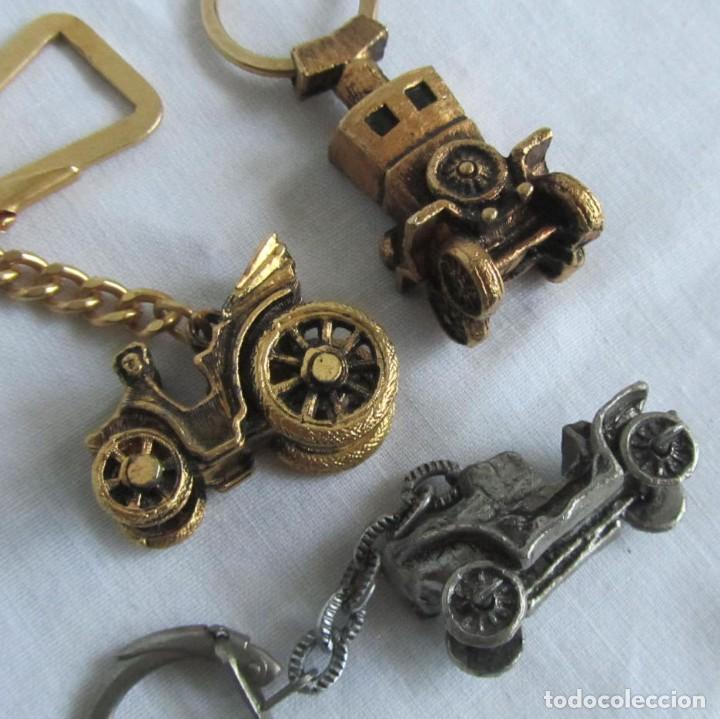 Collection of Keychains: 3 llaveros met&aacute;licos (bronce y metal blanco) Coches antiguos