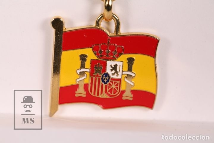 Coleccionismo de llaveros: Llavero De Metal Dorado - Bandera Espa&ntilde;a con Escudo - Lineva - Medidas 4 x 4 cm