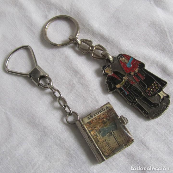 Collection of Keychains: 2 llaveros de Astorga (Le&oacute;n). Jamoner&iacute;a Martinez + librito acorde&oacute;n de minipostales