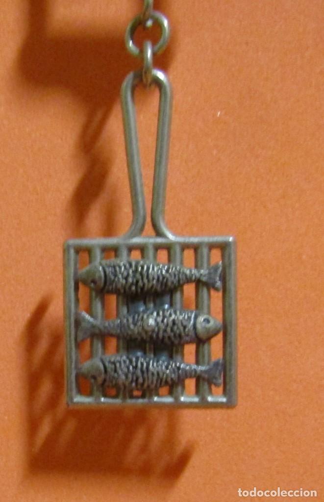 Coleccionismo de llaveros: LLAVERO PARRILA PARA LA BRASA CON TRES PESCADOS METALICA SOLO PARRILLA 4,5 CMS. A&Ntilde;OS 70 / 80