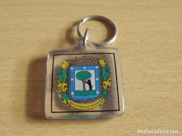 Coleccionismo de llaveros: Madrid. El Oso y el Madro&ntilde;o. Pl&aacute;stico. Buen estado. 4x4 cm. Llavero.