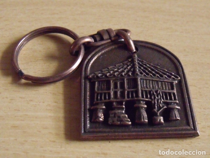 Coleccionismo de llaveros: Fechu n'Asturies. Asturias. Cudillero. Buen estado. 3,5x4 cm. Llavero.