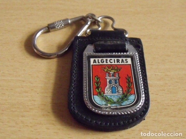 Coleccionismo de llaveros: Algeciras. Metal y piel. Buen estado. Escudo. 6x4 cm. Llavero.