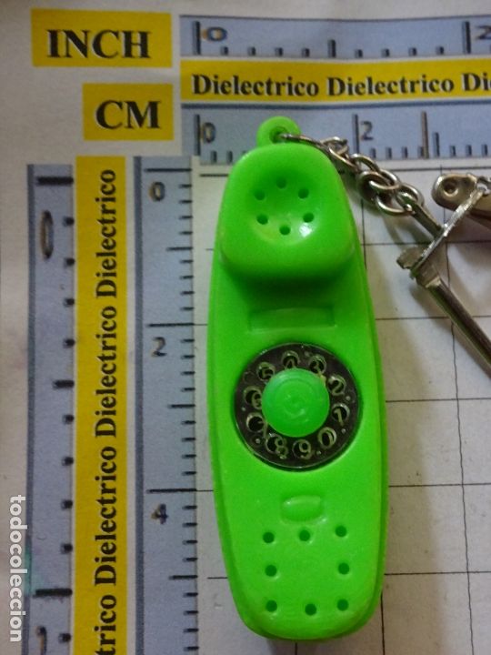 Sammlung von Schl&uuml;sselanh&auml;ngern: LLAVERO DE MINIATURAS FIGURITAS. TEL&Eacute;FONO TIPO G&Oacute;NDOLA VERDE