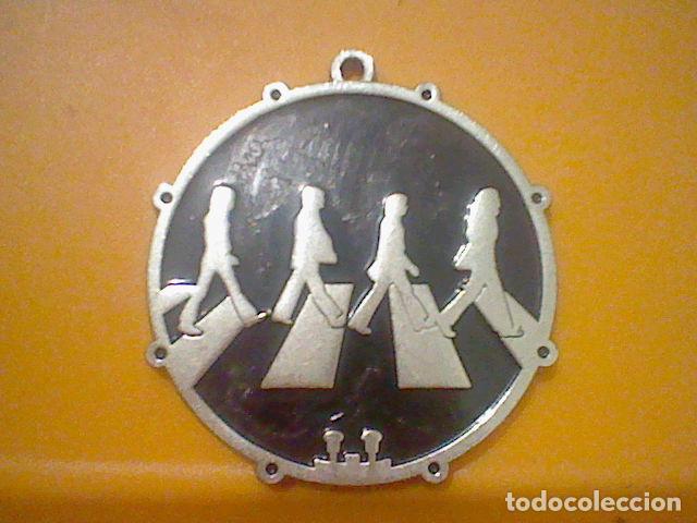 Coleccionismo de llaveros: BEATLES ABBEY ROAD LLAVERO METAL CON PERDIDAS DE PINTURA LEER ESTADO 4 CMS ALTO DESPERFECTOS