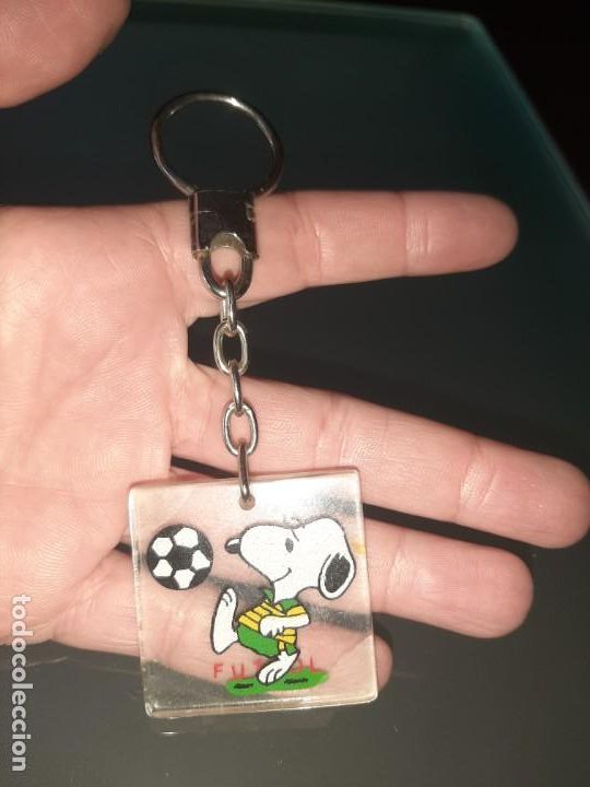 Coleccionismo de llaveros: Llavero 1985 Snoopy futbolista