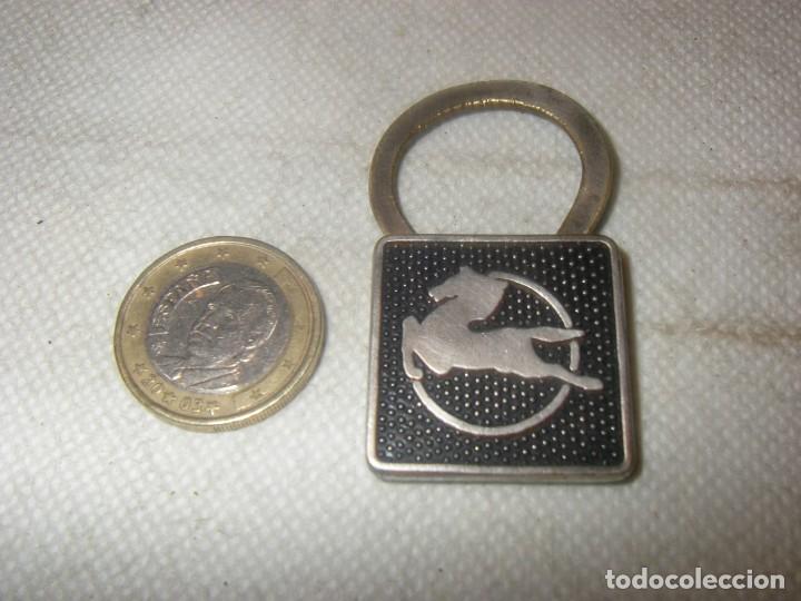 Coleccionismo de llaveros: Antiguo y raro llavero Pegaso, metal plateado.