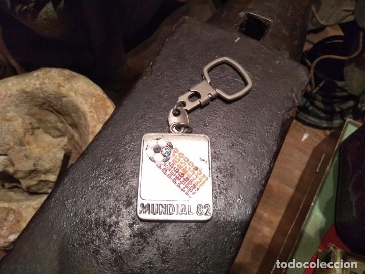 Coleccionismo de llaveros: Antiguo llavero Pegaso Mundial 82. Anagrama en bal&oacute;n