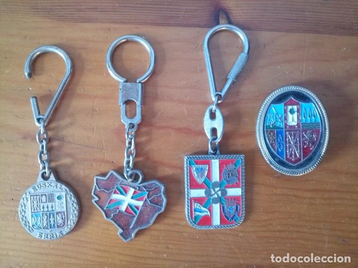 Coleccionismo de llaveros: Lote llaveros e insignia Euskadi pa&iacute;s Vasco transicion