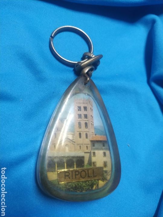 Coleccionismo de llaveros: Llavero de Ripoll Basilica y chica vestido traje regional